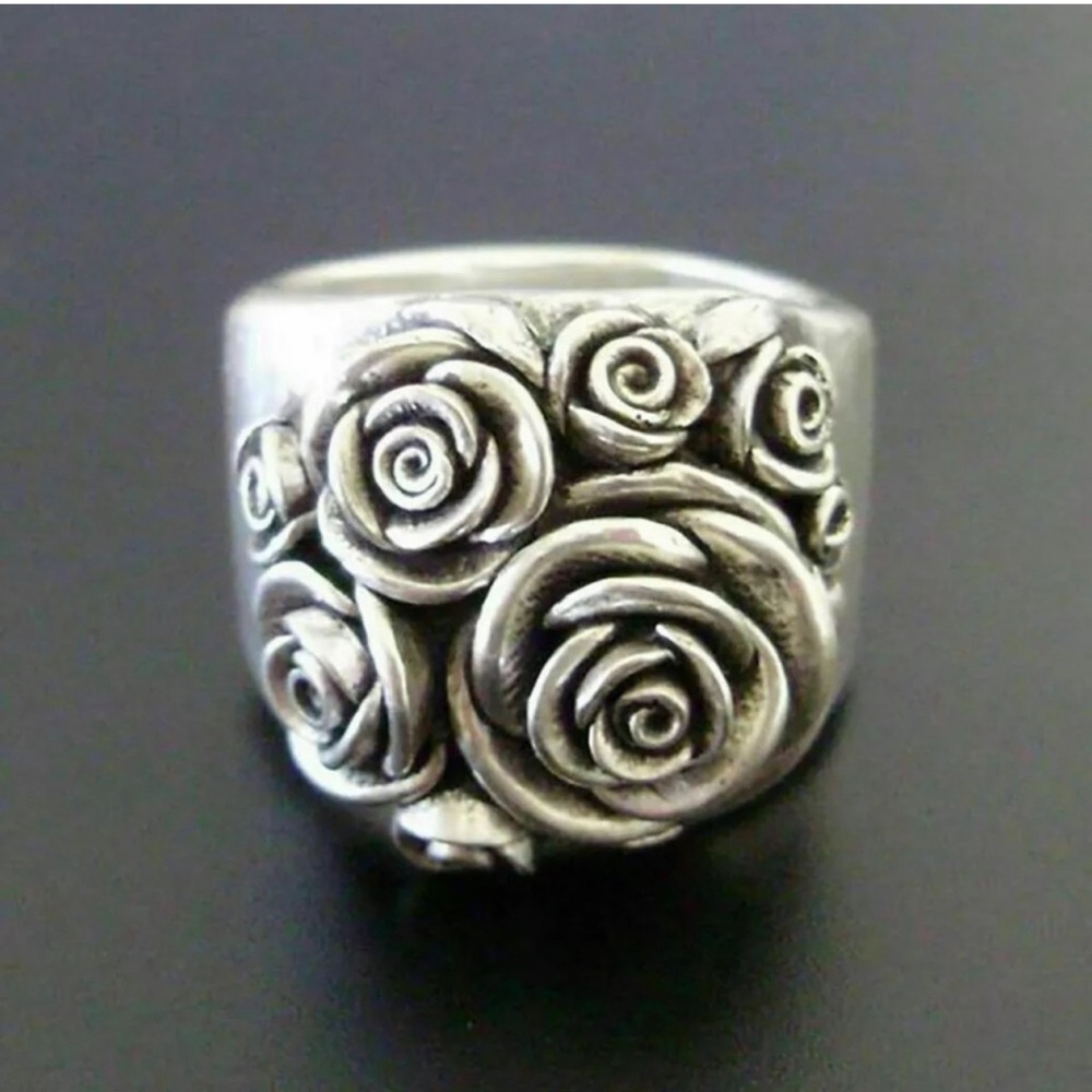 Pretty Flower Ring. Silver Plated. - image 1